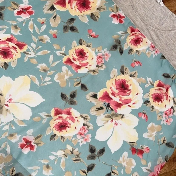 Maurices Woman's Plus Size Floral print top - Picture 3 of 4